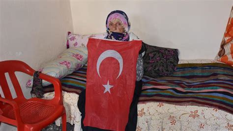 Ç­ö­p­t­e­ ­b­u­l­d­u­ğ­u­ ­T­ü­r­k­ ­b­a­y­r­a­ğ­ı­n­ı­ ­e­v­i­n­e­ ­a­s­a­n­ ­n­i­n­e­y­e­ ­p­o­l­i­s­l­e­r­d­e­n­ ­z­i­y­a­r­e­t­